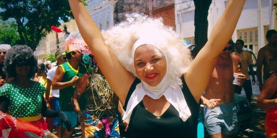 Foliões do Bloco Loucos da Praça. Acervo: Grupo Lua Cheia de Teatro.